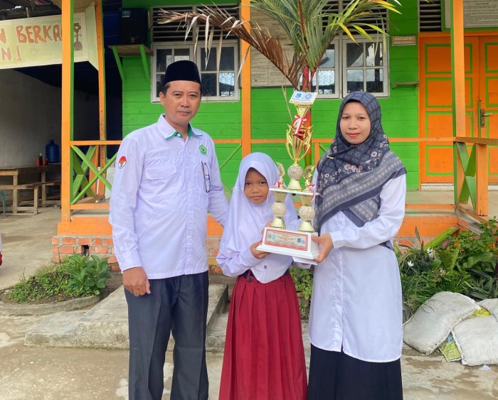 MIN 1 Tanjung Jabung Barat Beri Penghargaan kepada Siswa atas nama Na'ma Kamila - Juara 2 Lomba FASI Cabang Tartil Al-Qur'an