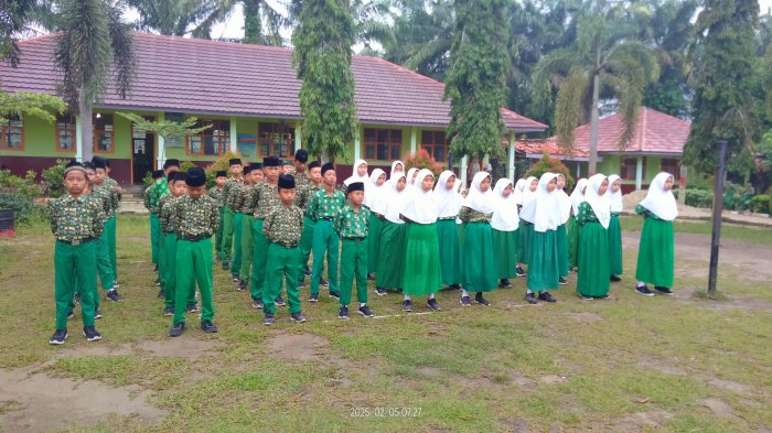 MIN 3 Tebo Rutin Gelar Pembiasaan Baris Berbaris, Tingkatkan Kedisiplinan Siswa MIN 3 Tebo Rutin Gelar Pembiasaan Baris Berbaris, Tingkatkan Kedisiplinan Siswa
