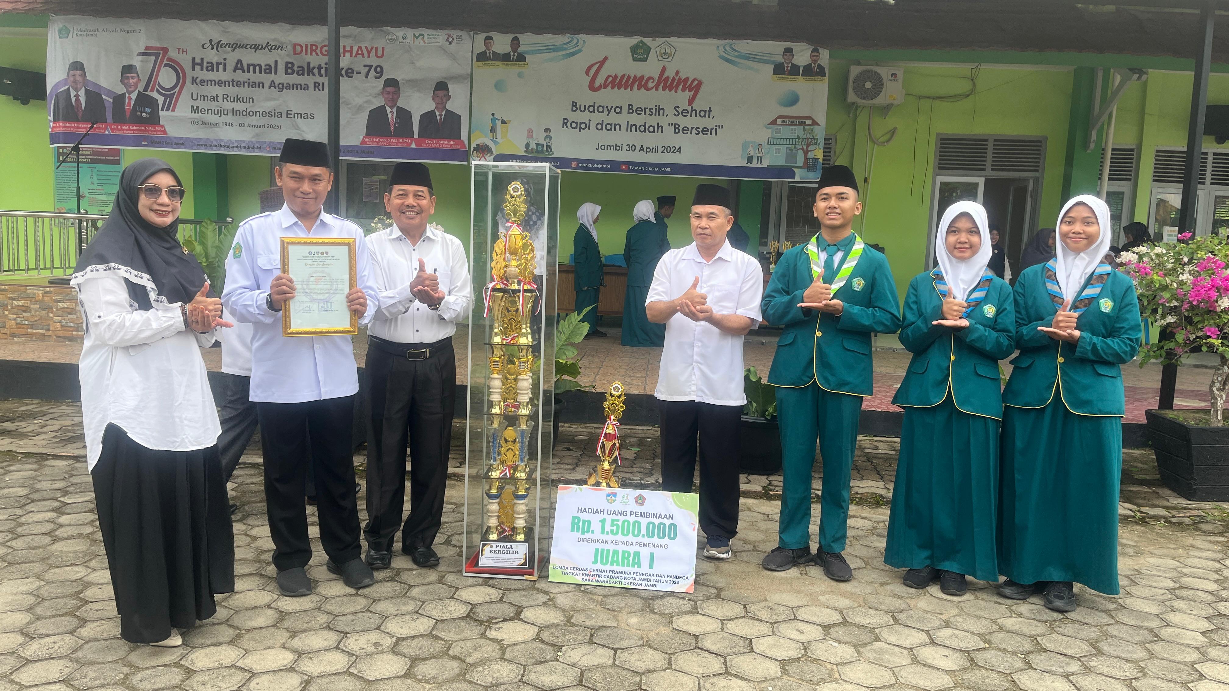 Penyerahan Piala Juara Umum Lomba Cerdas Cermat Saka Wanabakti Daerah Jambi kepada Kepala MAN 2 Kota Jambi Penyerahan Piala Juara Umum Lomba Cerdas Cermat Saka Wanabakti Daerah Jambi kepada Kepala MAN 2 Kota Jambi