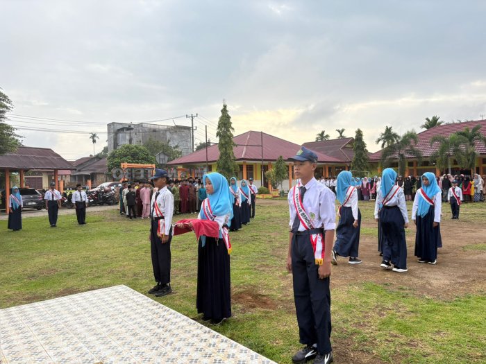 OSIM MTsN 1 Tebo Sukses Sebagai Petugas Upacara Hari Pertama Masuk Madrasah OSIM MTsN 1 Tebo Sukses Sebagai Petugas Upacara Hari Pertama Masuk Madrasah