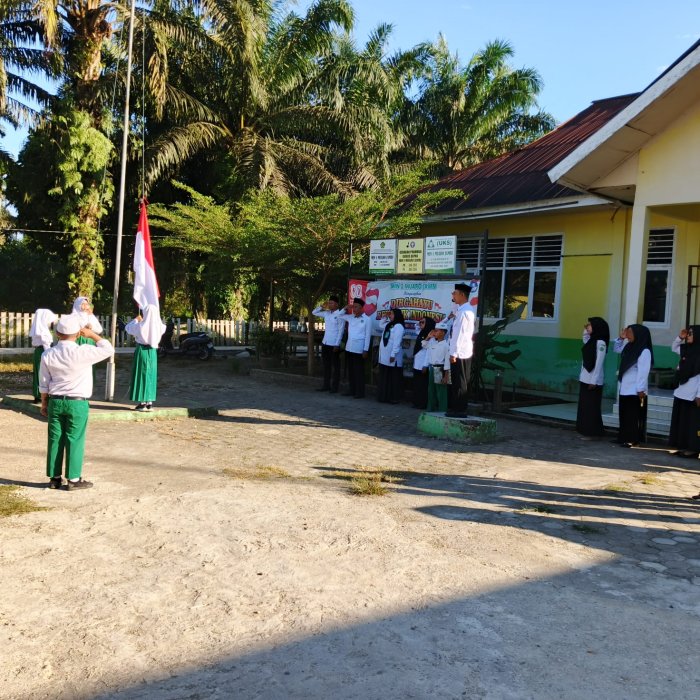 Siswa Siswi MIN 1 Muaro Jambi Melaksanakan Kegiatan Upacara Pengibaran Bendera Merah Putih Siswa Siswi MIN 1 Muaro Jambi Melaksanakan Kegiatan Upacara Pengibaran Bendera Merah Putih