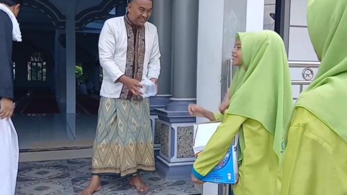 Siswa MTsN 2 Bungo Kelas VIII F Gelar Jumat Berbagi