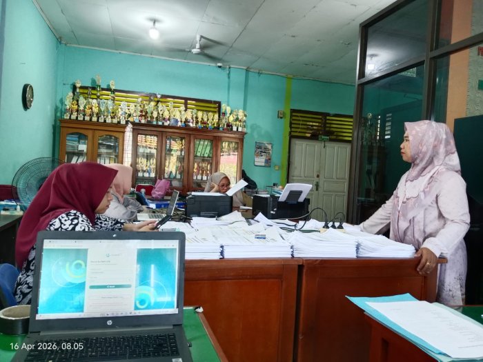 Jelang Ujian Akhir, MTsN 1 Bungo Percepat Cetak Soal Kelas IX Jelang Ujian Akhir, MTsN 1 Bungo Percepat Cetak Soal Kelas IX