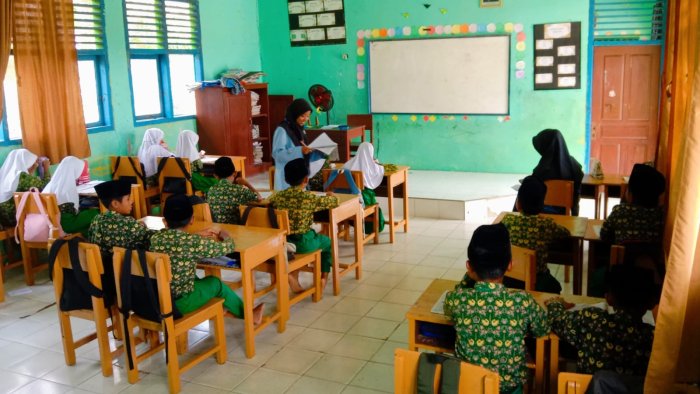 Tri Murni Mahasiswa PPLK Laksanakan Praktik Mengajar di Kelas 6A MIN 4 Tebo