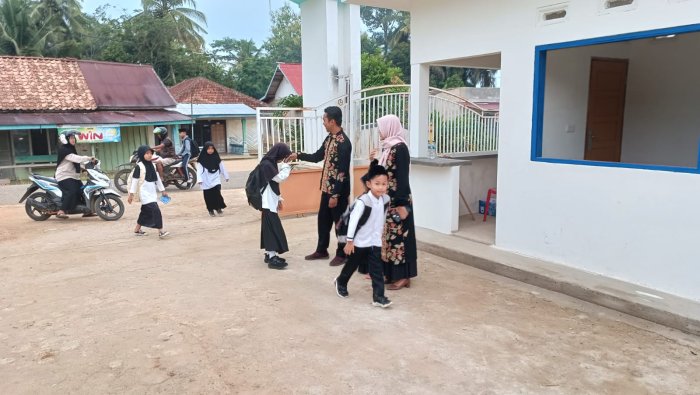 Keceriaan Siswa Naik Saat Dipuji, Sambutan Pagi Guru MIN 4 Tebo Pererat Hubungan dan Tingkatkan Semangat Belajar