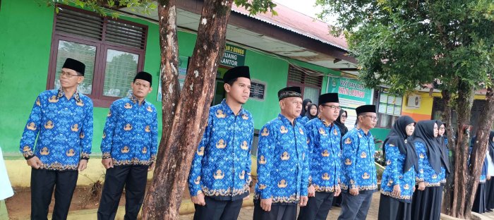 Menindaklanjuti Instruksi Kepala Madrasah, ASN MTsN 2 Bungo Gunakan Baju Korpri 17 November Menindaklanjuti Instruksi Kepala Madrasah, ASN MTsN 2 Bungo Gunakan Baju Korpri 17 November