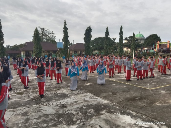 Senam Pagi sehat dan ceria setiap Sabtu di MAN 2 Tebo Senam Pagi sehat dan ceria setiap Sabtu di MAN 2 Tebo