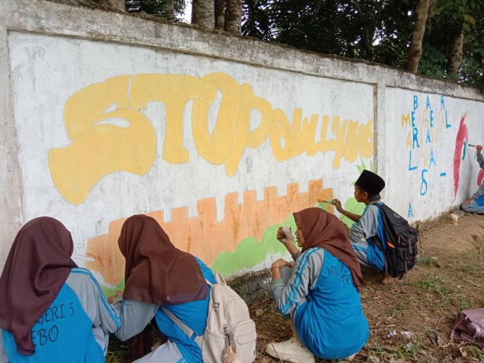 Siswa Kelas VII MTsN 5 Tebo Warnai Pagar Madrasah dalam Projek P5RA Bertema Gaya Hidup Berkelanjutan Siswa Kelas VII MTsN 5 Tebo Warnai Pagar Madrasah dalam Projek P5RA Bertema Gaya Hidup Berkelanjutan