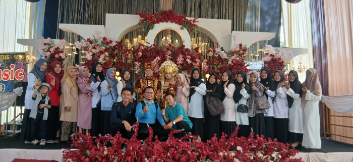MAN 2 Bungo Hadiri Undangan Pernikahan Alumni yang Juga Keponakan Guru Berita: MAN 2 Bungo Hadiri Undangan Pernikahan Alumni yang Juga Keponakan Guru Berita: