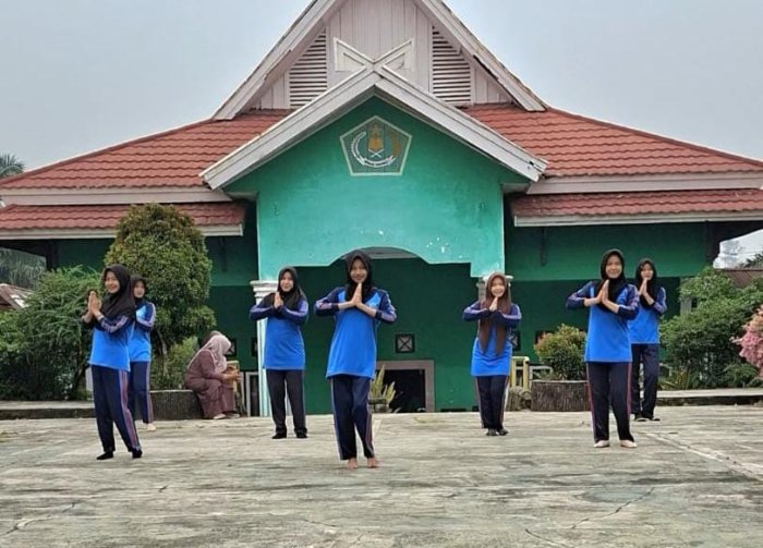 Matangkan Persiapan, Siswi MAN 2 Bungo Gladi Bersih Tari Sambut Kakan Kemenag Bungo yang Baru Matangkan Persiapan, Siswi MAN 2 Bungo Gladi Bersih Tari Sambut Kakan Kemenag Bungo yang Baru