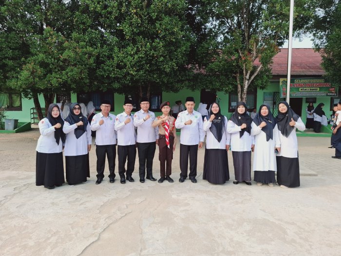 Sesi Foto Bersama Warnai Suasana Keakraban Usai Pelepasan Siswa MTsN 2 Bungo Menuju Jamnas XII 2026
