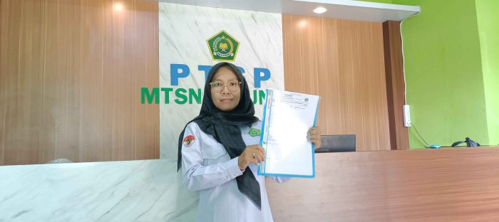 Tingkatkan Kesejahteraan Pendidik, Guru MTsN 2 Bungo Serahkan Berkas Sertifikasi ke Kemenag