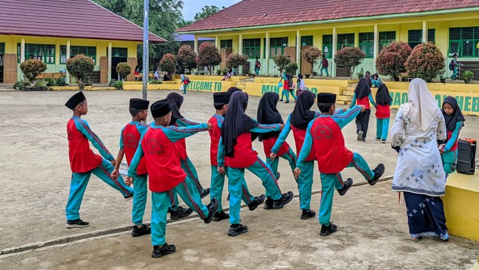 Di Bawah Cuaca Terik Siswa MIN 4 Tebo Latihan Upacara HUT Kabupaten Tebo ke-26