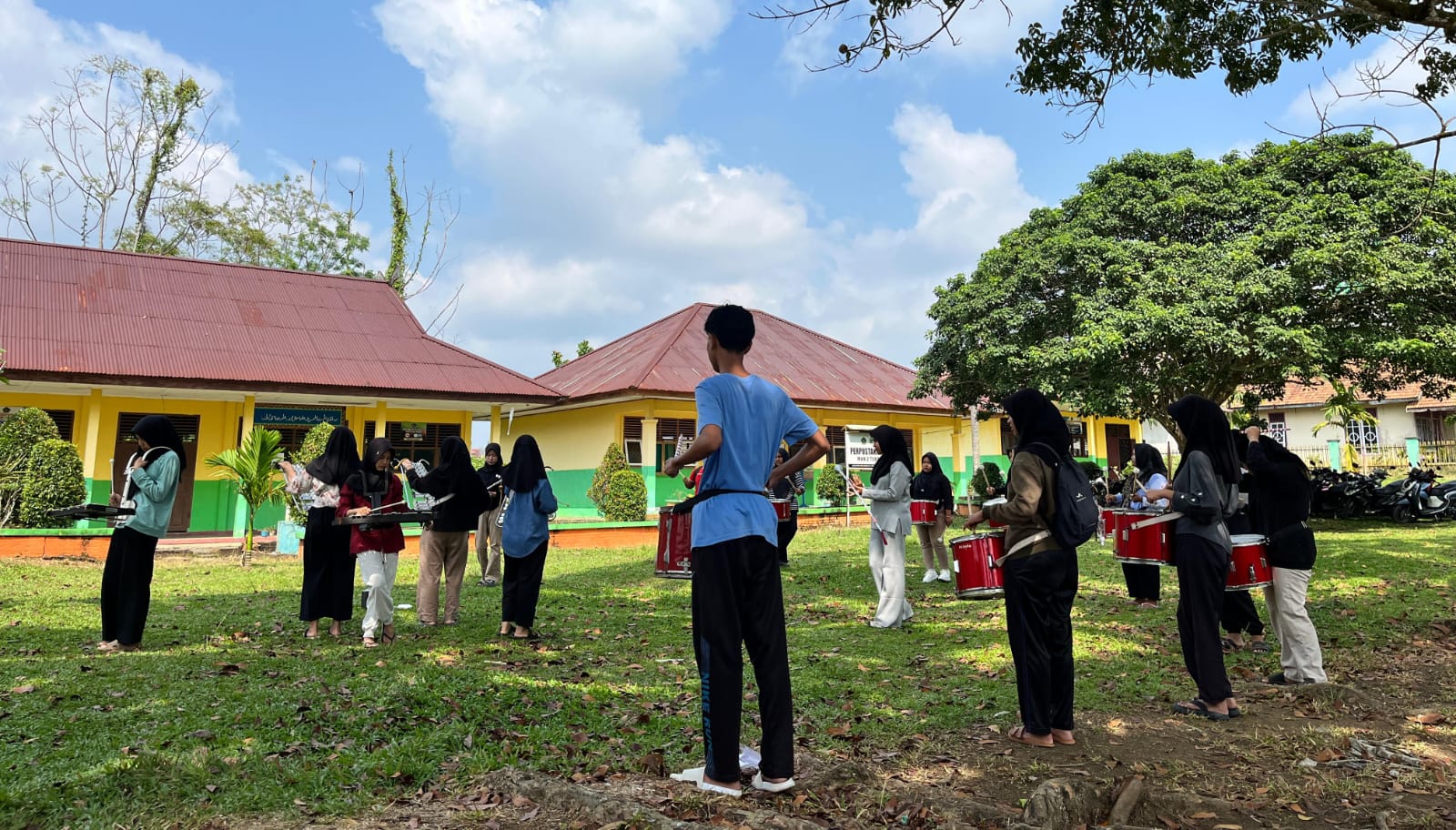 Siswa MAN 2 Tebo Manfaatkan Waktu Libur Berlatih Drumband Siswa MAN 2 Tebo Manfaatkan Waktu Libur Berlatih Drumband