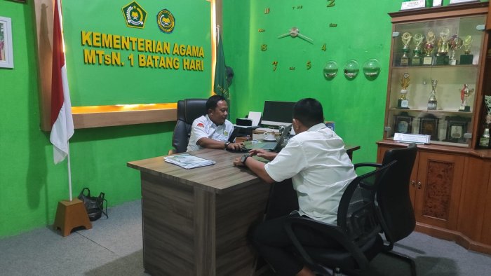 Bincang Santai Kepala MTsN 1 Batang Hari dan Operator Keuangan: Perkuat Koordinasi Pengelolaan Anggaran yang Transparan