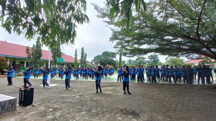 MAN 2 Bungo Gelar Senam Rutin untuk Tingkatkan Kesehatan dan Kebersamaan MAN 2 Bungo Gelar Senam Rutin untuk Tingkatkan Kesehatan dan Kebersamaan