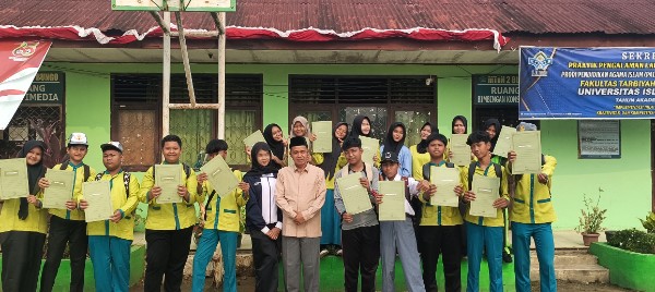 Senyum Haru dan Bahagia: Ijazah di Tangan, Foto Bersama Kamad Jadi Kenangan Tak Terlupakan