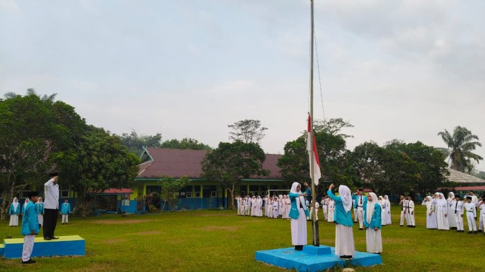 OSIM MTsN 5 Tebo Berikan Teladan Disiplin Lewat Upacara Bendera