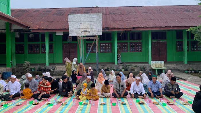 Penutupan Pesantren Kilat MTsNegeri 1 Kota Jambi Ditutup dengan Buka Bersama Penuh Kebahagiaan Penutupan Pesantren Kilat MTsNegeri 1 Kota Jambi Ditutup dengan Buka Bersama Penuh Kebahagiaan