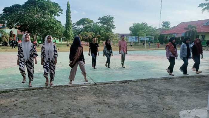 Tim Paskibraka XI D MAN 2 Bungo Mantapkan Latihan untuk Lomba Pensi Antar Kelas Tim Paskibraka XI D MAN 2 Bungo Mantapkan Latihan untuk Lomba Pensi Antar Kelas