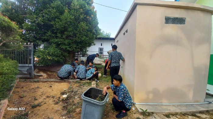 Guru Piket Hari Rabu Ajak Siswa Lakukan Kegiatan Bersih-Bersih Sebelum Belajar Guru Piket Hari Rabu Ajak Siswa Lakukan Kegiatan Bersih-Bersih Sebelum Belajar
