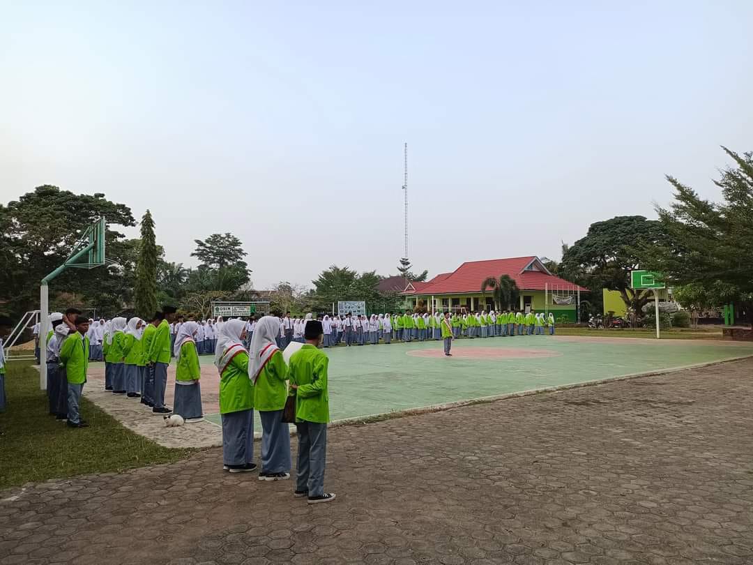 RUTINITAS SENIN PAGI, MAN 2 LAKSANAKAN UPACARA RUTIN RUTINITAS SENIN PAGI, MAN 2 LAKSANAKAN UPACARA RUTIN