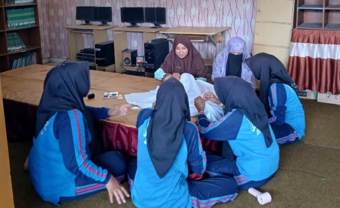 Siswa MAN 2 Bungo Belajar Membuat Batik Jumputan Motif Bersama Ibu Latifah, M.Pd.I Siswa MAN 2 Bungo Belajar Membuat Batik Jumputan Motif Bersama Ibu Latifah, M.Pd.I