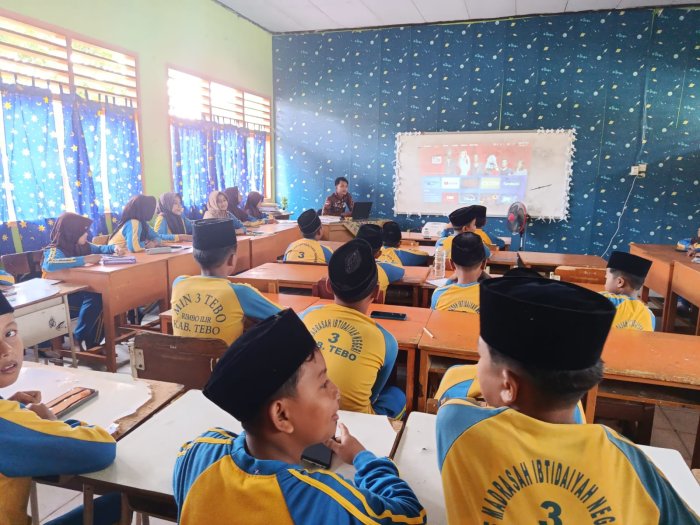 MIN 3 Tebo Gandeng Teknologi, Siswa Belajar Koding dan AI Melalui Gadget