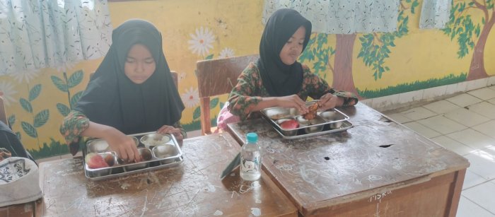 Siswa Siswi MIN 1 Muaro Jambi Mendapatkan Makan Bergizi Gratis Hari Ke 4