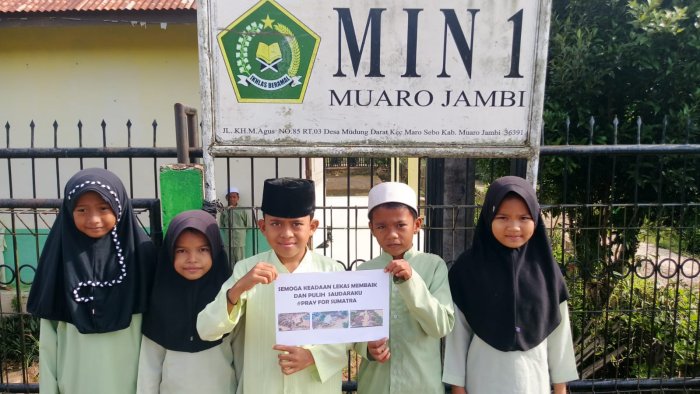 Siswa Siswi Min 1 Muaro Jambi Peduli Bencana Di Sumatera Dan Mendoakan Semoga Keadaan Lekas Membaik Siswa Siswi Min 1 Muaro Jambi Peduli Bencana Di Sumatera Dan Mendoakan Semoga Keadaan Lekas Membaik