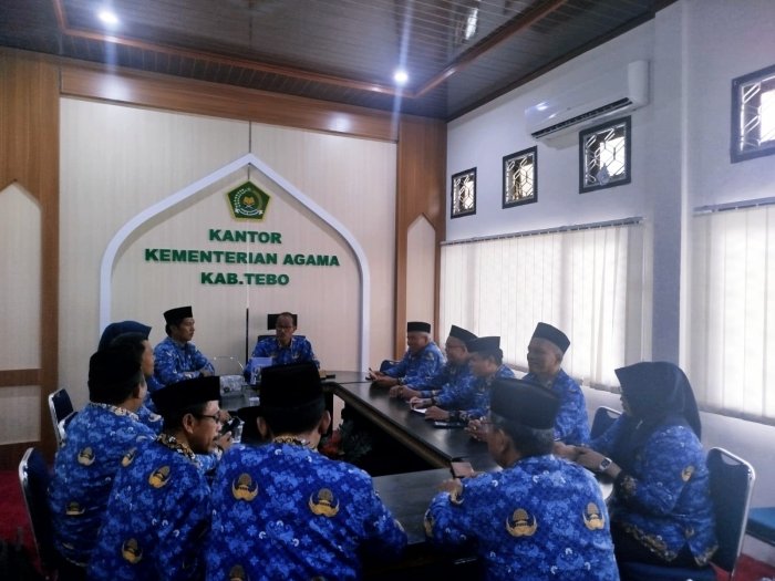 Kepala MTsN 5 Tebo Ikuti Rapat Evaluasi Diri Madrasah dan ERKAM di Kemenag Tebo Kepala MTsN 5 Tebo Ikuti Rapat Evaluasi Diri Madrasah dan ERKAM di Kemenag Tebo