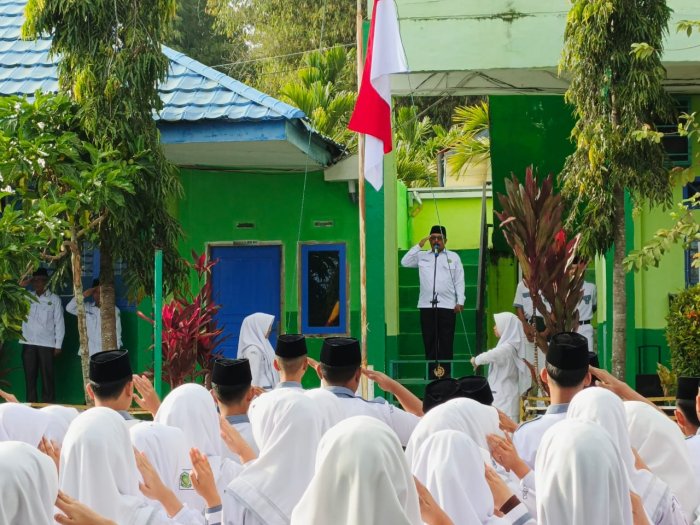 Kepala MAN 1 Kerinci Jadi Pembina Upacara dan Serahkan Penghargaan Juara Lomba Barisan Indah Kepala MAN 1 Kerinci Jadi Pembina Upacara dan Serahkan Penghargaan Juara Lomba Barisan Indah