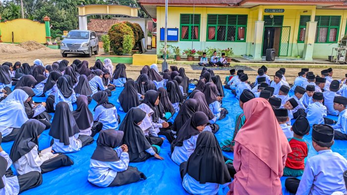 Guru dan Siswa Bangun Kebersamaan dalam Pembiasaan Yasinan Rutin MIN 4 Tebo Guru dan Siswa Bangun Kebersamaan dalam Pembiasaan Yasinan Rutin MIN 4 Tebo