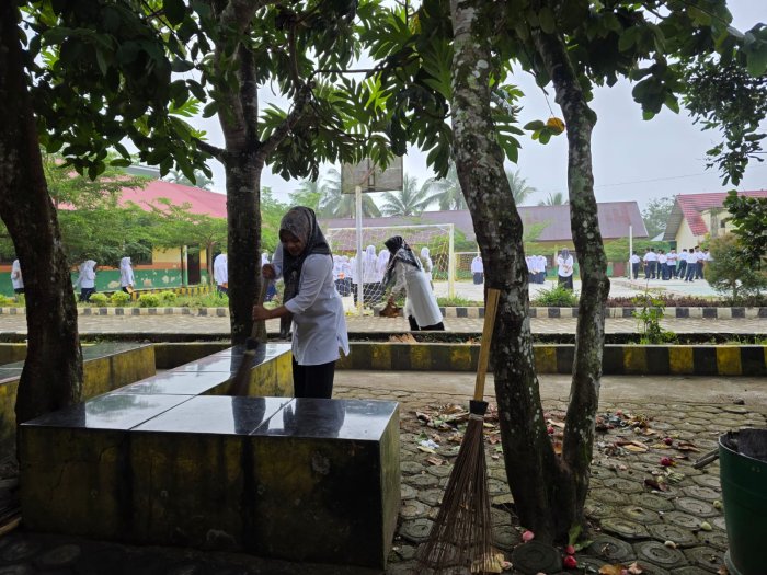 Teladan Nyata Guru Piket, Wujudkan MTsN 1 Bungo yang ASRI dan Nyaman