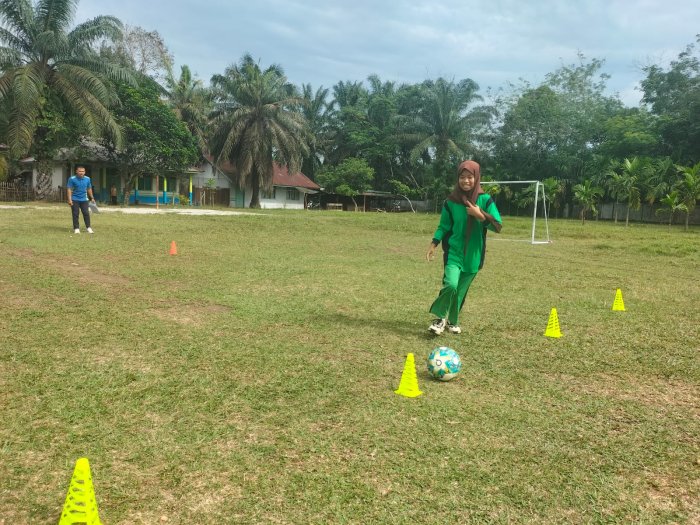 Siswa MTsN 5 Tebo Antusias Ikuti Praktik Permainan Bola dalam Pembelajaran PJOK Siswa MTsN 5 Tebo Antusias Ikuti Praktik Permainan Bola dalam Pembelajaran PJOK