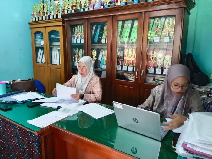 Antisipasi Kesalahan Dokumen, Staf TU MTsN 1 Bungo Lakukan Validasi Data Siswa Kelas IX Jelang Kelulusan Antisipasi Kesalahan Dokumen, Staf TU MTsN 1 Bungo Lakukan Validasi Data Siswa Kelas IX Jelang Kelulusan
