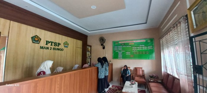 Pelayanan Prima di PTSP MAN 2 Bungo: Operator SPAN-PTKIN Dampingi Siswa Hingga Tuntas Pelayanan Prima di PTSP MAN 2 Bungo: Operator SPAN-PTKIN Dampingi Siswa Hingga Tuntas