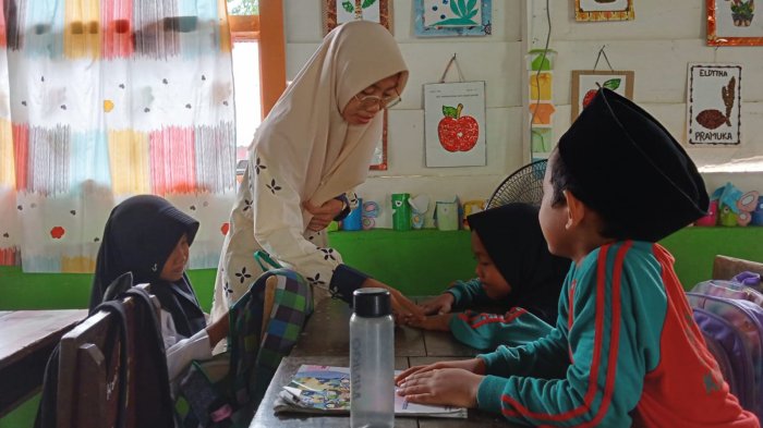 Pemeriksaan Kuku Jumat: Tradisi Disiplin Kelas 2B MIN 4 Tebo