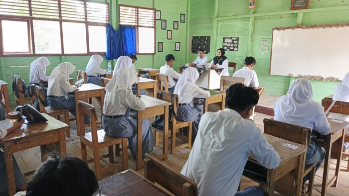 Hari Pertama Ujian Madrasah Kelas XII MAN 2 Tanjab Barat Berjalan Lancar