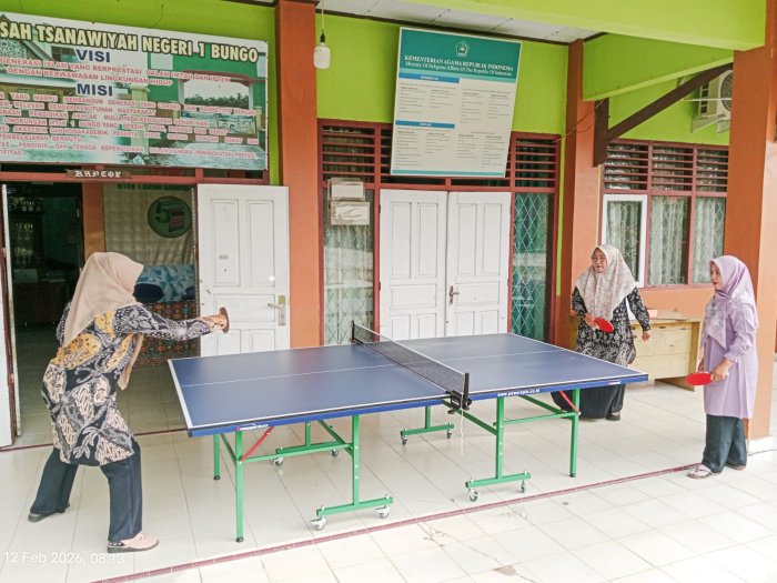 Penuh Keceriaan, Ibu Guru MTsN 1 Bungo Tunjukkan Semangat Positif di Tenis Meja Penuh Keceriaan, Ibu Guru MTsN 1 Bungo Tunjukkan Semangat Positif di Tenis Meja
