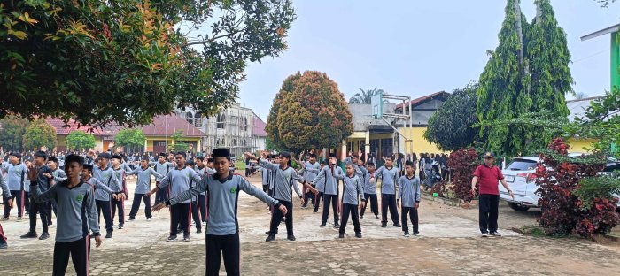Kepala MTsN 2 Bungo Tunjukkan Semangat Kebersamaan Lewat Senam Sehat