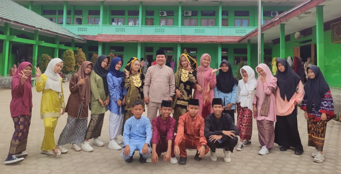 Menangkap Momen di Hari Sumpah Pemuda, MTsN 1 Kota Jambi Adakan Foto Bersama Setiap Kelas Menangkap Momen di Hari Sumpah Pemuda, MTsN 1 Kota Jambi Adakan Foto Bersama Setiap Kelas