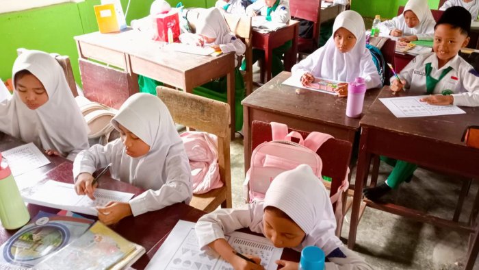 Membedah Konsep Pecahan: Siswa Kelas 2B MIN 4 Tebo Berlatih Memahami Pecahan Setengah dengan Beragam Strategi Membedah Konsep Pecahan: Siswa Kelas 2B MIN 4 Tebo Berlatih Memahami Pecahan Setengah dengan Beragam Strategi