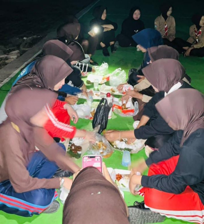 Pererat Kebersamaan, Panitia Pramuka MAN 2 Bungo Gelar Makan Bersama dalam Kegiatan Persami Pererat Kebersamaan, Panitia Pramuka MAN 2 Bungo Gelar Makan Bersama dalam Kegiatan Persami