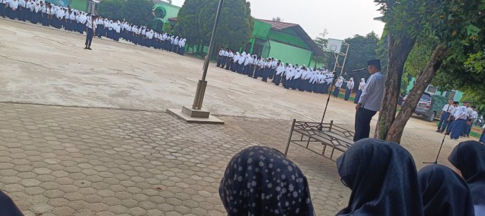 Upacara Bendera Hari Senin di MTsN 2 Bungo Berlangsung Khidmat, Pembina Ajak Siswa Kenang Jasa Pahlawan Upacara Bendera Hari Senin di MTsN 2 Bungo Berlangsung Khidmat, Pembina Ajak Siswa Kenang Jasa Pahlawan