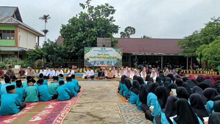 Kegiatan Wirid Yasin Tumbuhkan Karakter Religius Siswa Kegiatan Wirid Yasin Tumbuhkan Karakter Religius Siswa
