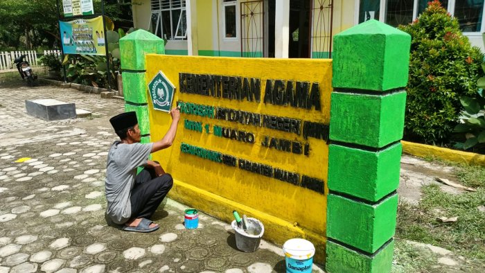Staf MIN 1 Muaro Jambi  Percantik Wajah Lingkungan Madrasah