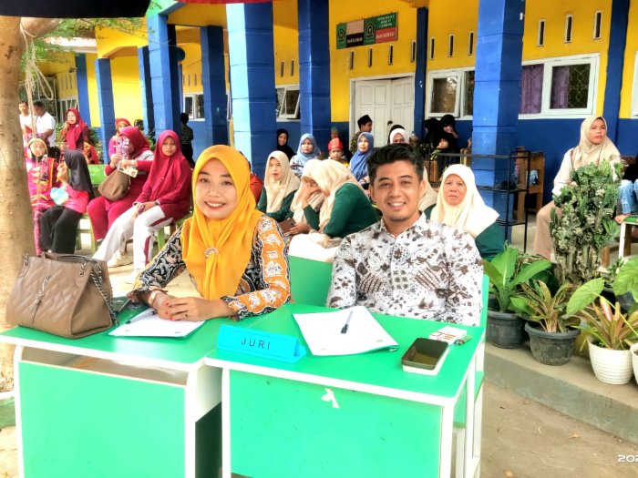 Ibu Rina Juri Lomba Solosong Aksioma Ke-VIII Tingkat MI Ibu Rina Juri Lomba Solosong Aksioma Ke-VIII Tingkat MI