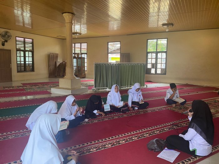 Anggota Tilawah MTsN 2 Bungo Lanjutkan Latihan di Musholla Anggota Tilawah MTsN 2 Bungo Lanjutkan Latihan di Musholla