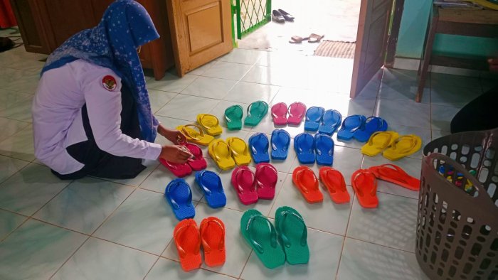 MIN 4 Tebo Sediakan Belasan Pasang Sandal untuk Musala, Antisipasi Siswa Lupa Bawa Sendal Saat Wudhu MIN 4 Tebo Sediakan Belasan Pasang Sandal untuk Musala, Antisipasi Siswa Lupa Bawa Sendal Saat Wudhu
